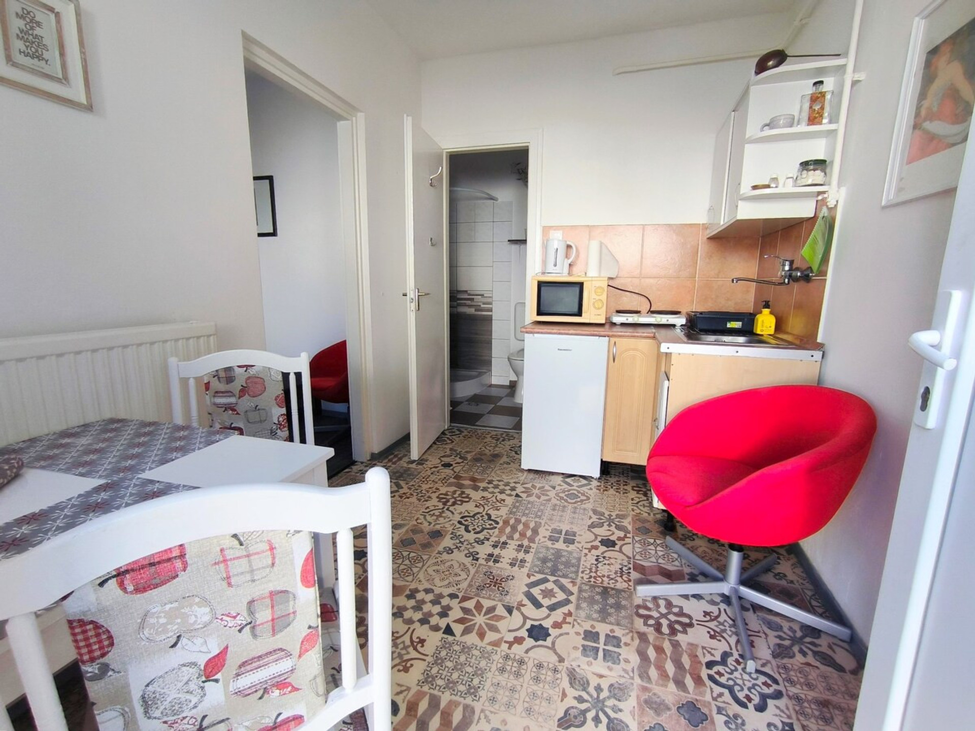Full kitchen image 1