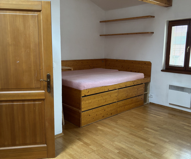 Vybavený byt 2+1, 82m2 v rodinném domě ve Slivenci