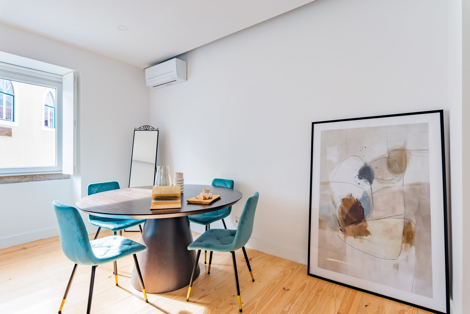 Living Room with Sofa, TV, Dining Table and AC