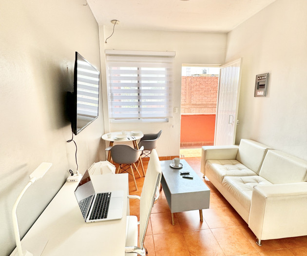 Flat 1/3_ 500mbps Wifi, Desk with office chair