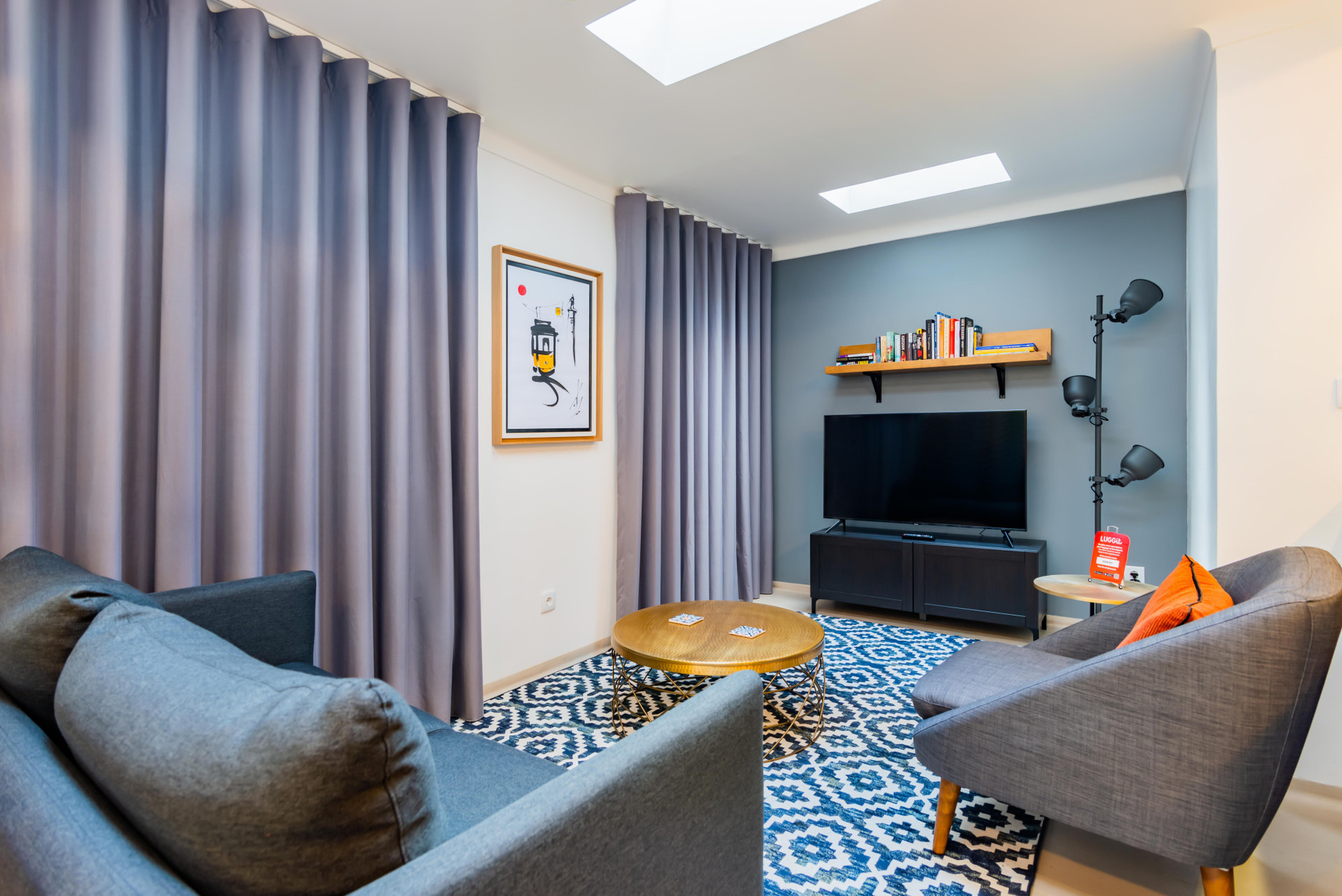 Living room with TV and Sofas