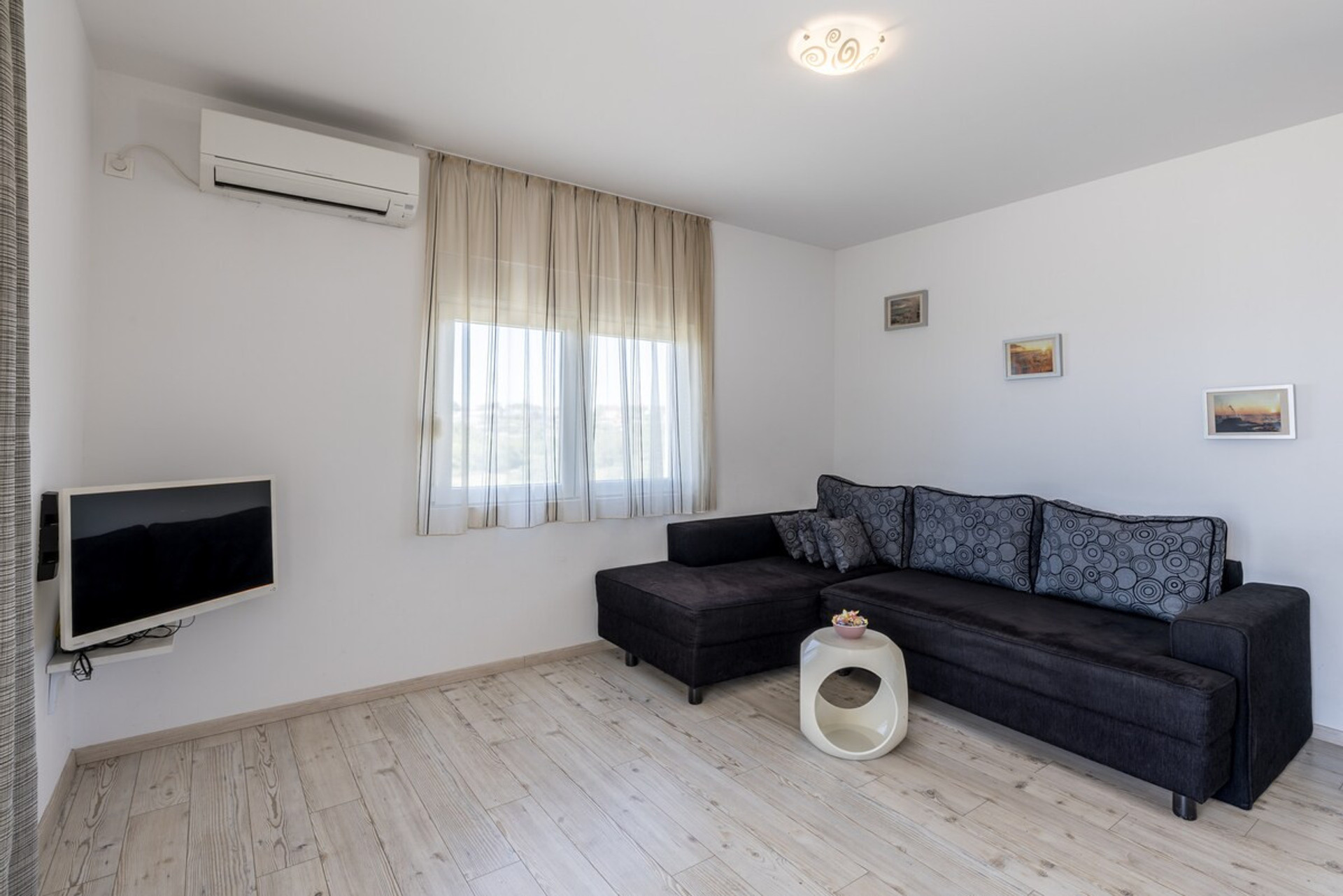 Air-conditioned living room 