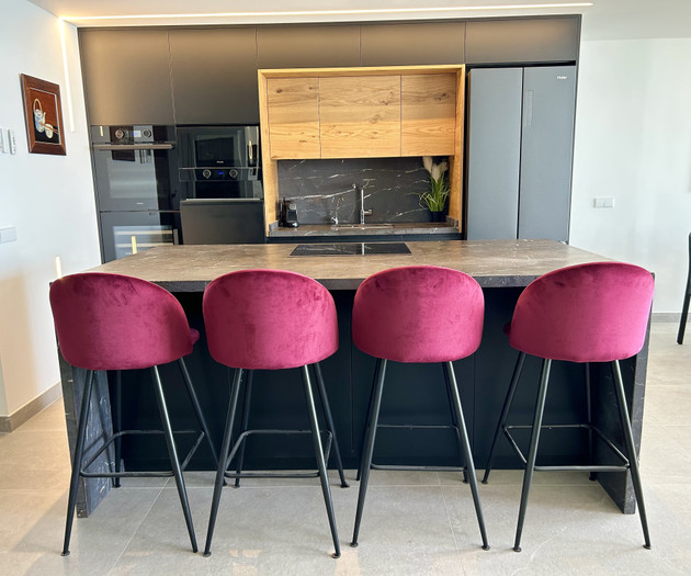 Modern, recently renovated. City and beach!