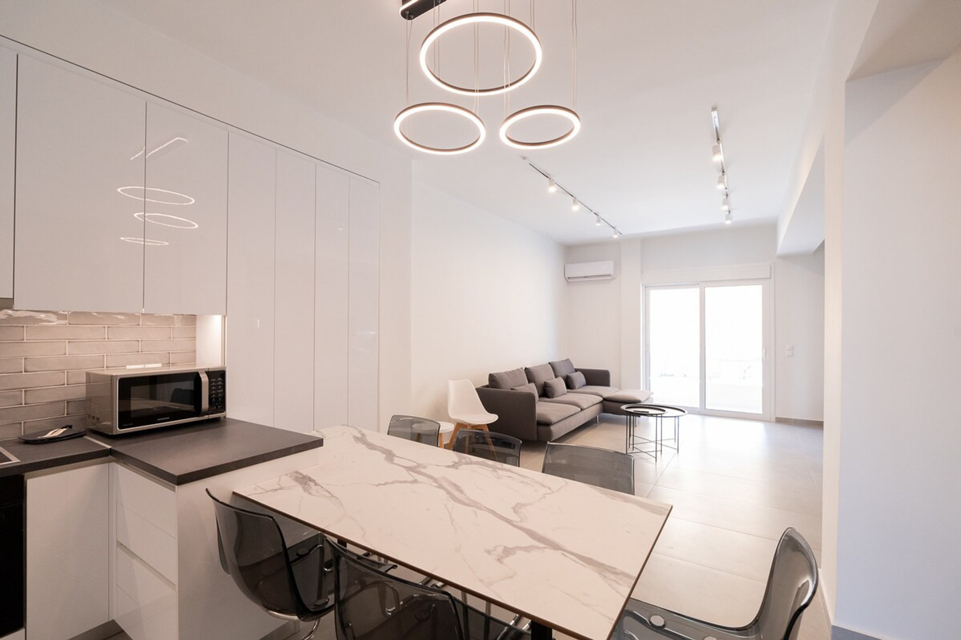Big dining table with comfy chairs 