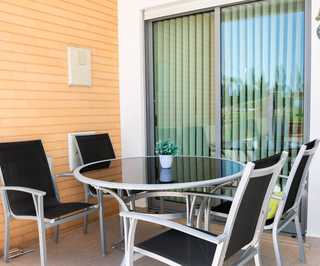 Sunny villa facing the pool