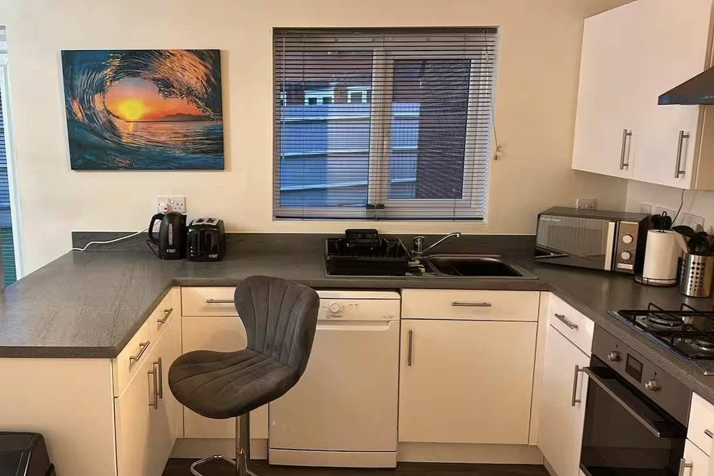 Comfortable 4 Bedroom Home Sleeps 7 Wolverhampton preview