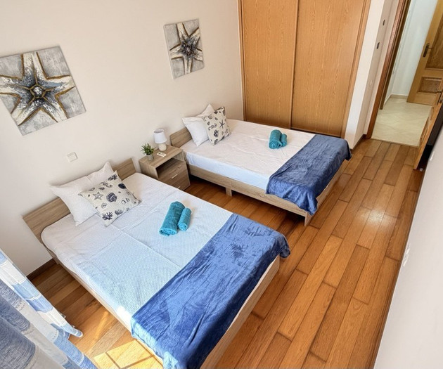 Twin bedroom with starfish decor