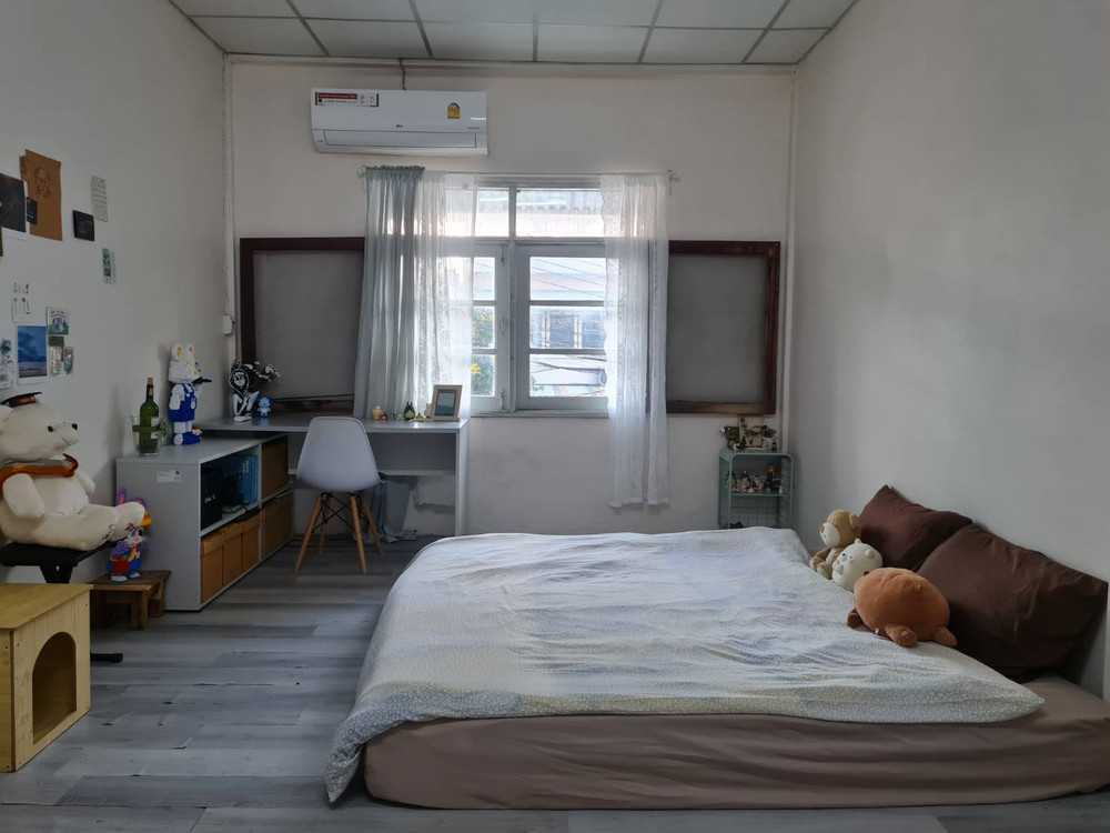 Local Stay by Night Market & Train Near BTS preview