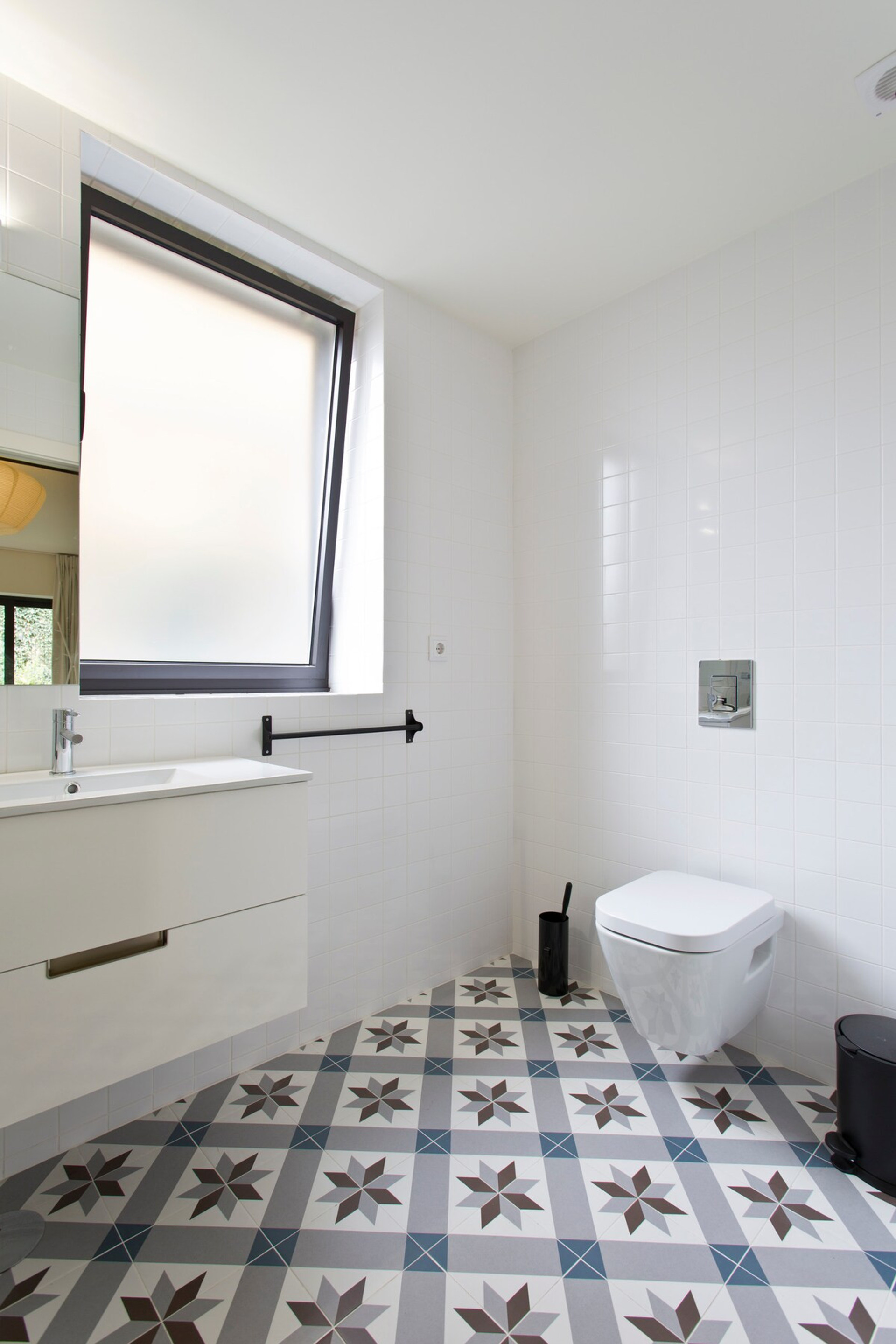 Full bathroom image 1