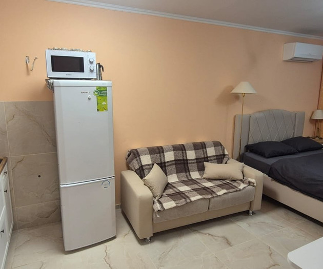 Light studio with balcony close to sea and center