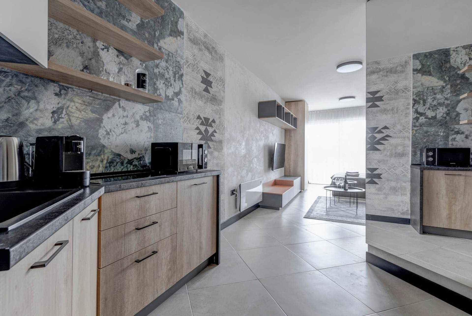 Coffee/tea facilities, Kitchen or kitchenette, Photo of the whole room, Microwave, Stovetop/hob