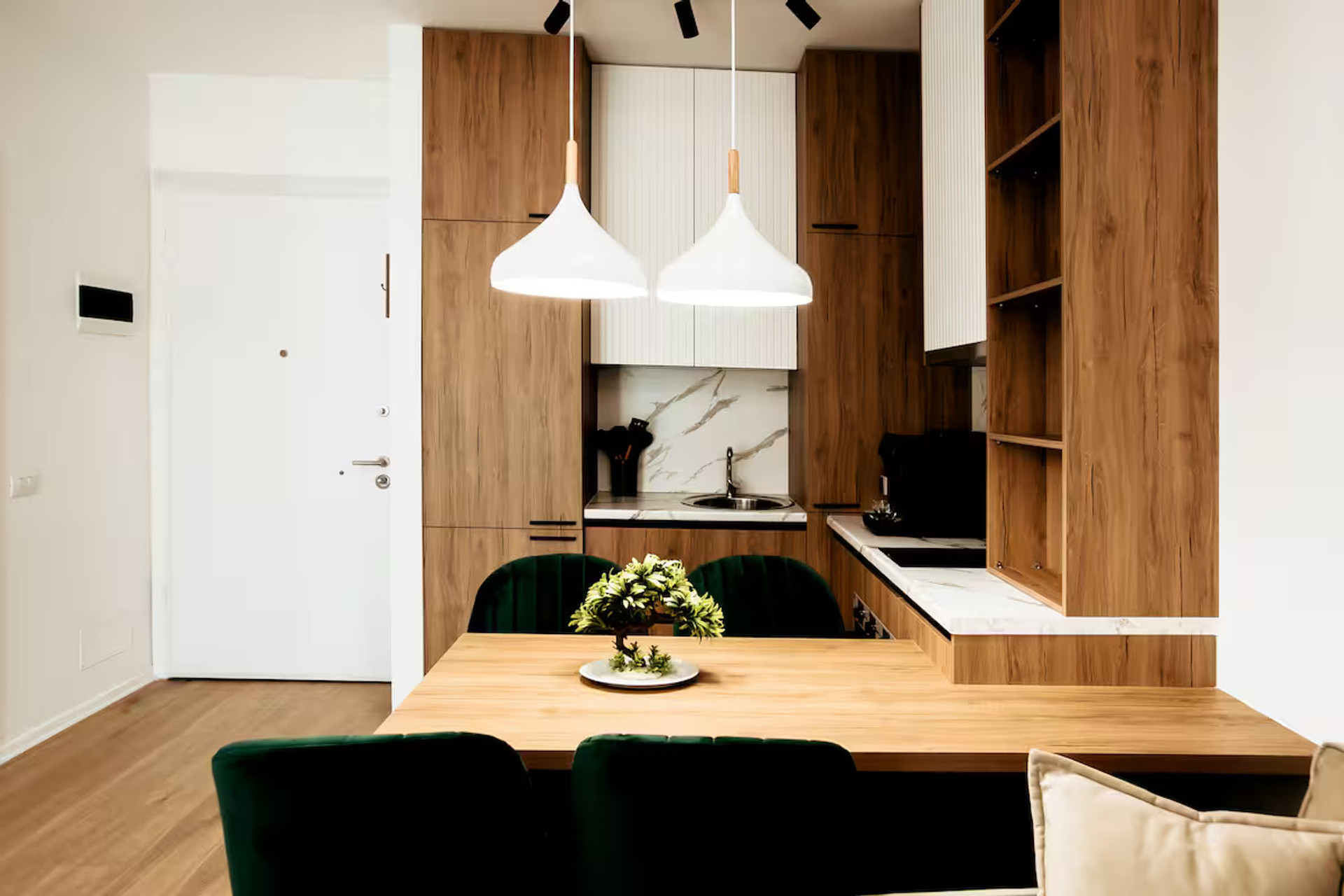 Voll-ausgestattete Küche mit Essbereich. Kühlschrank mit Gefrierfach, Spülmaschine, Induktionsherd, Backoffen, Vollautomatische-Kaffeemaschine.
