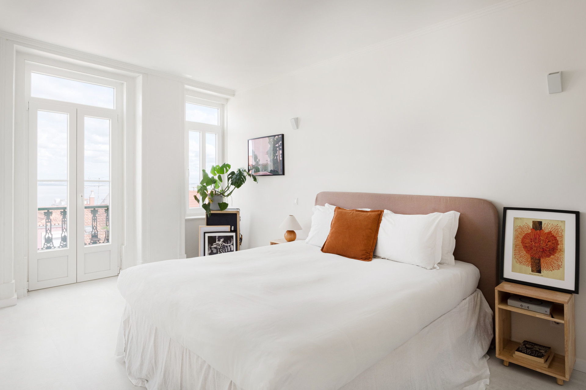 The master bedroom, with a double bed and air conditioning, offers a relaxing and comfortable setting. Decorated in soft tones and earthy details, it's the perfect place to recharge