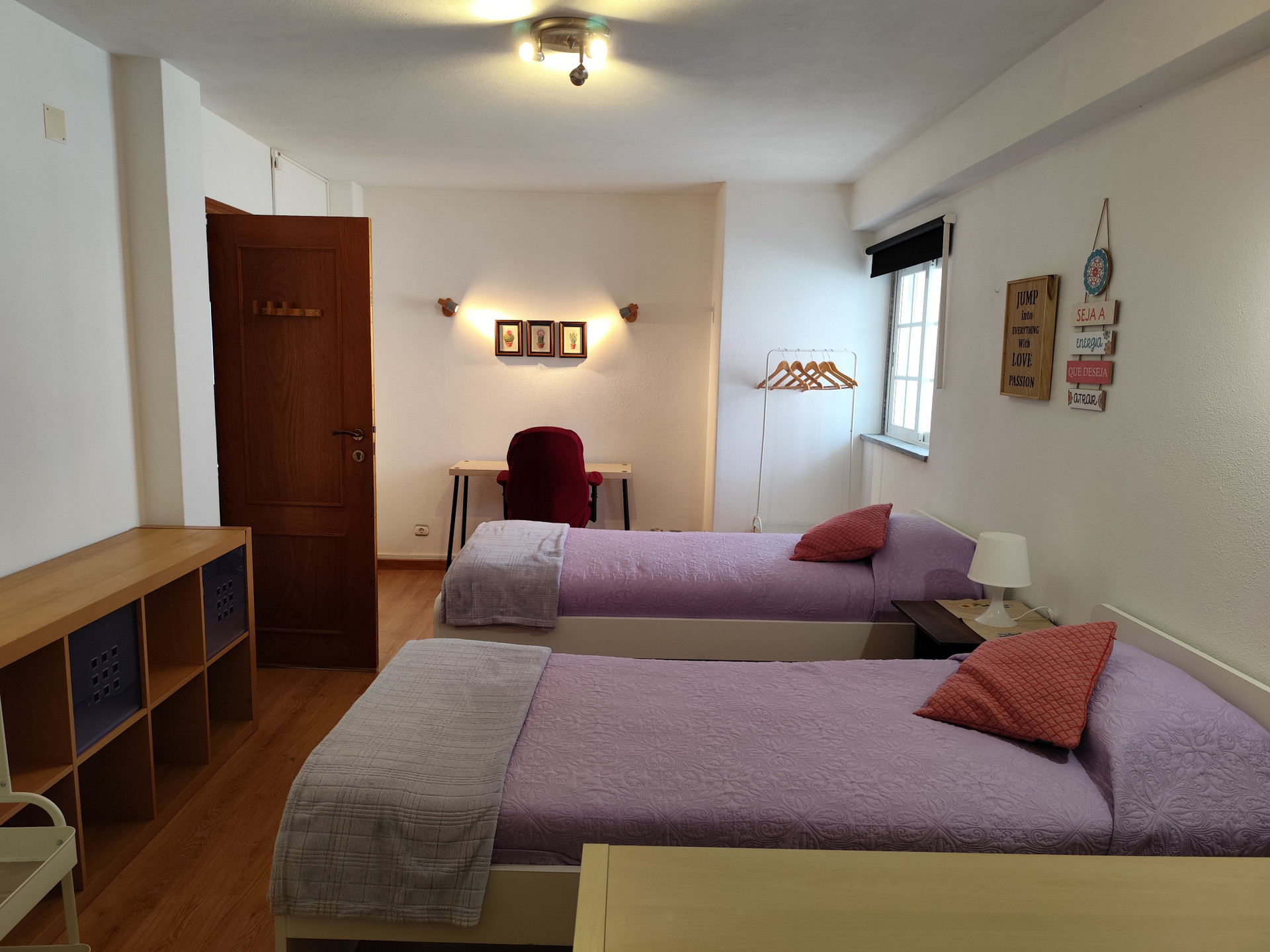Twin bedroom with desk area