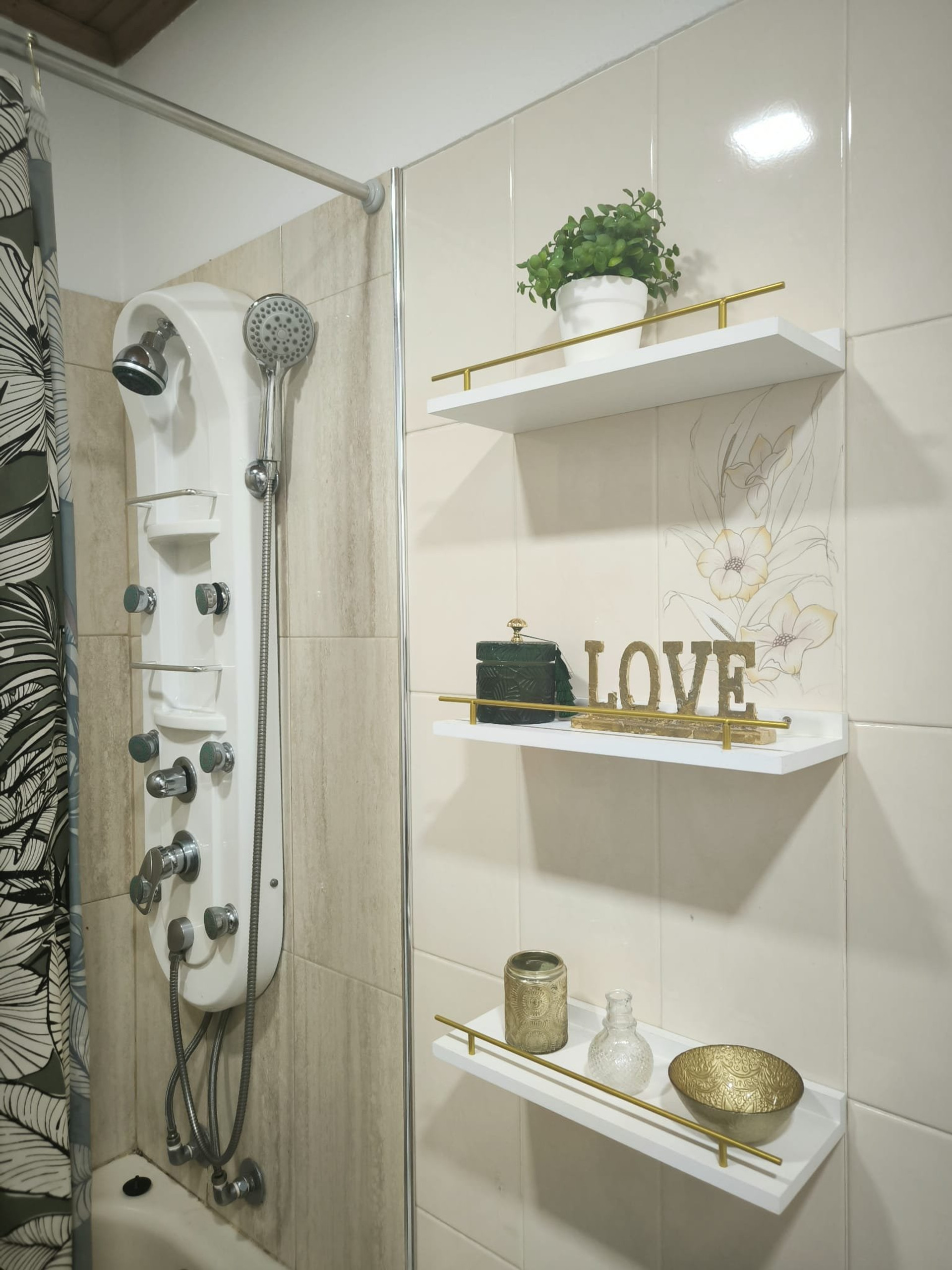 Shower with decorative wall shelves