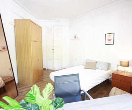 R0179- Room in flat to share in Barcelona