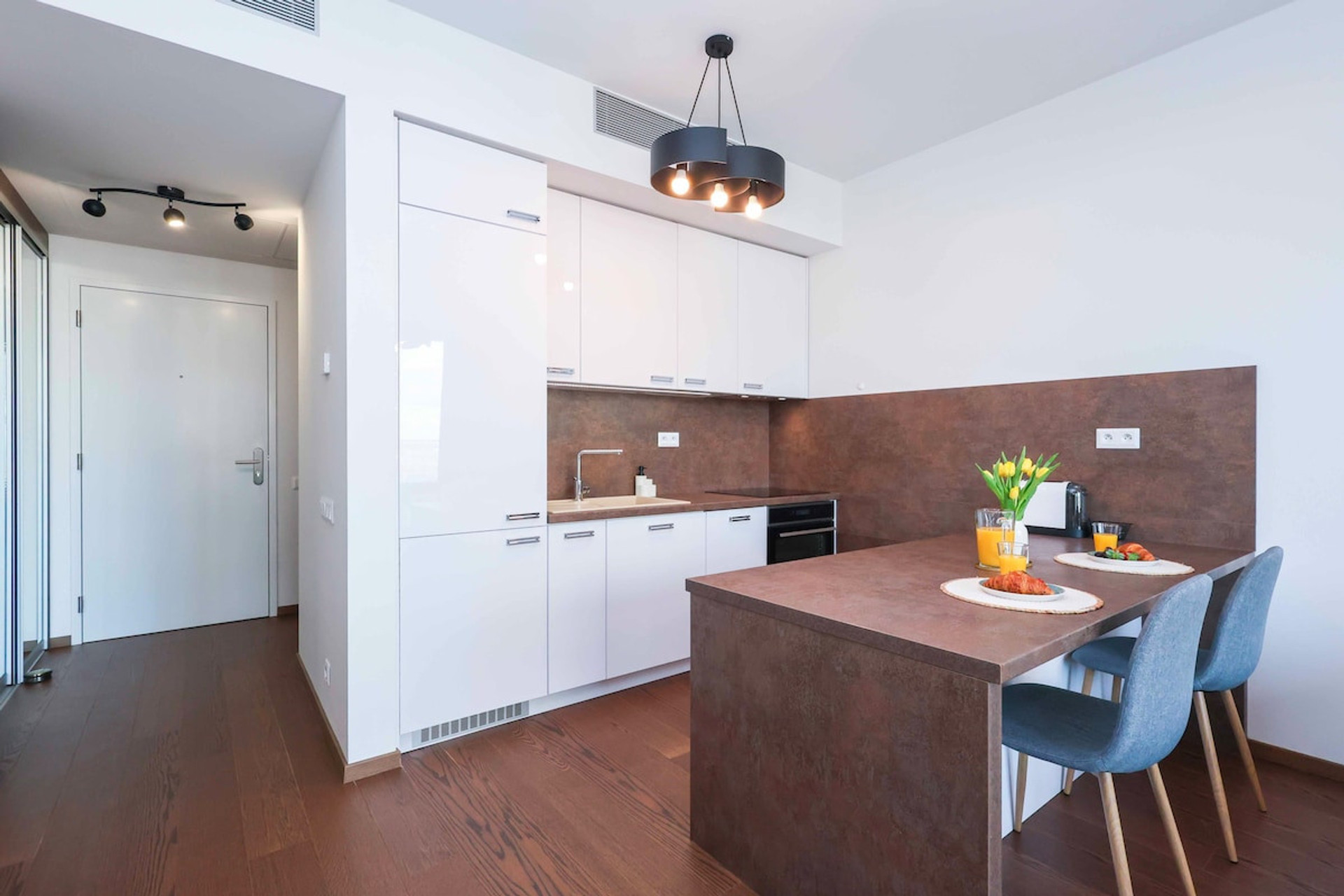 Full kitchen image 1