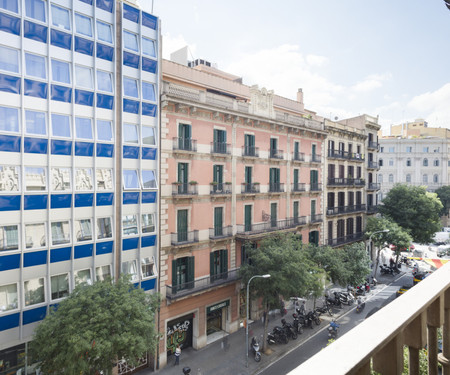 Barcelona | Central apartment w/ balconies