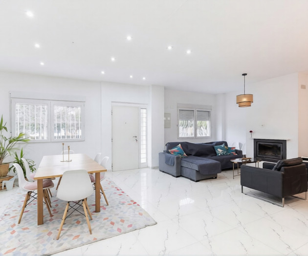 Large, modern house in Valencia City!
