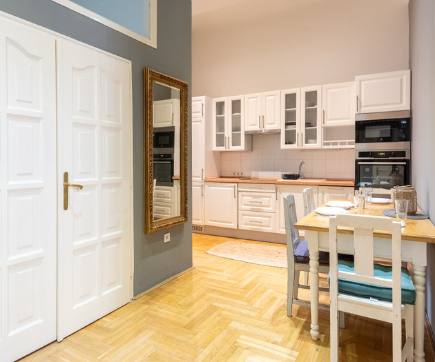Chic Soho Apartment near Opera