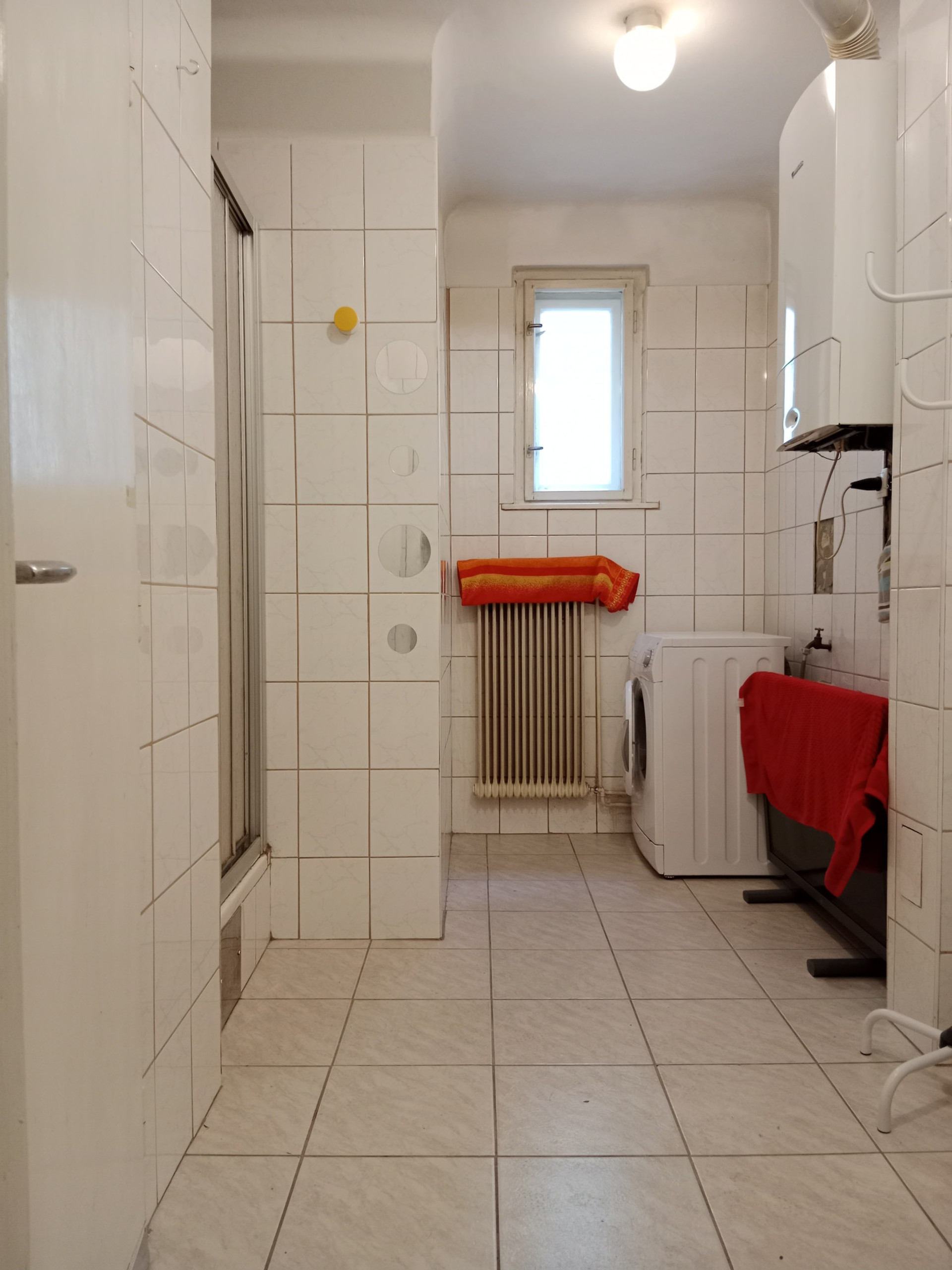  Badezimmer mit Dusche und Waschmaschine 