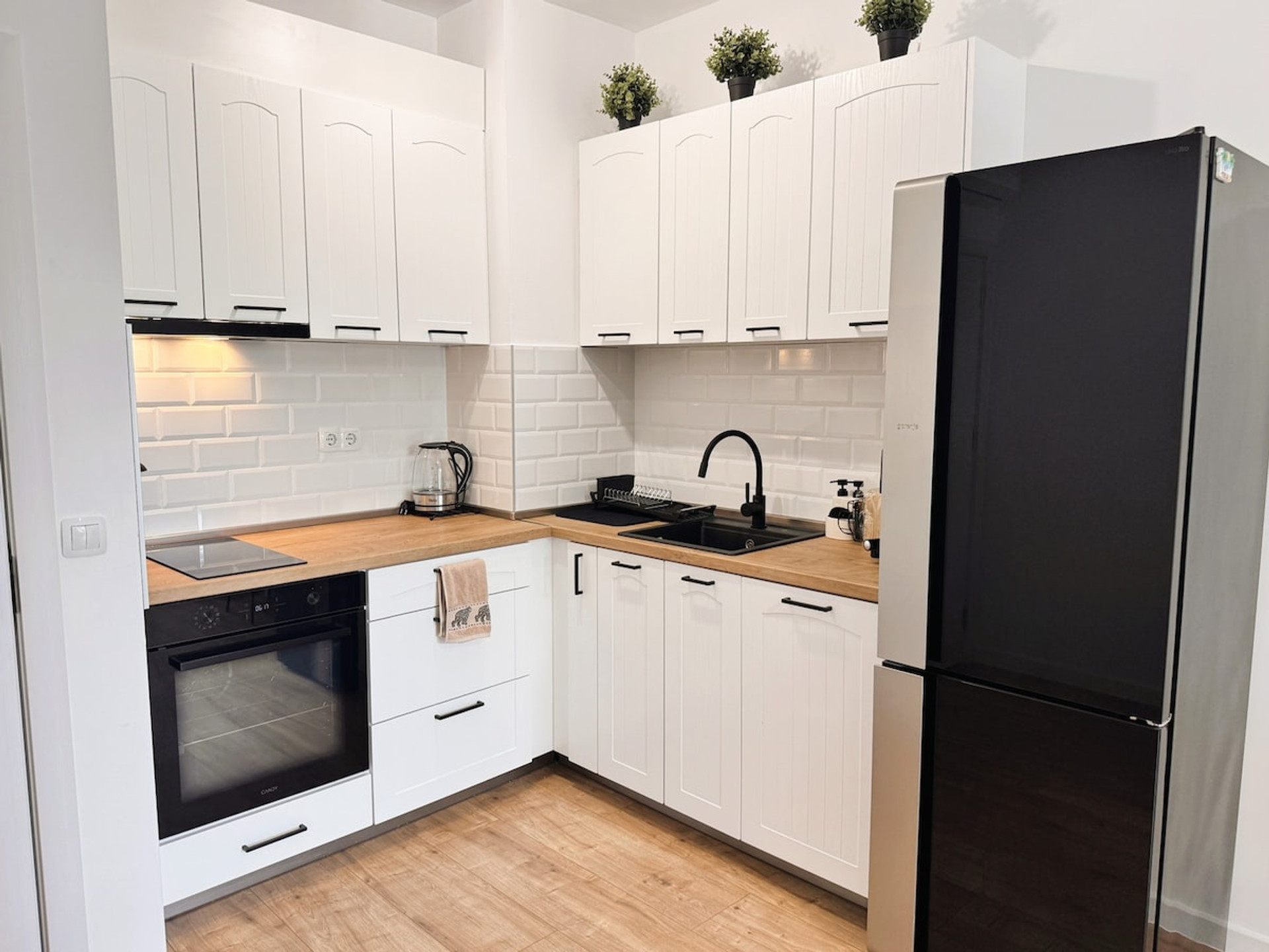 Full kitchen image 1