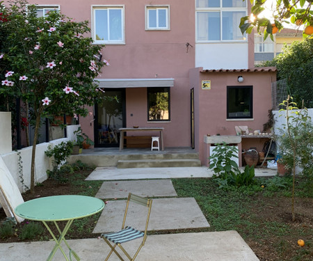 Charming & fully renovated apartment with a garden