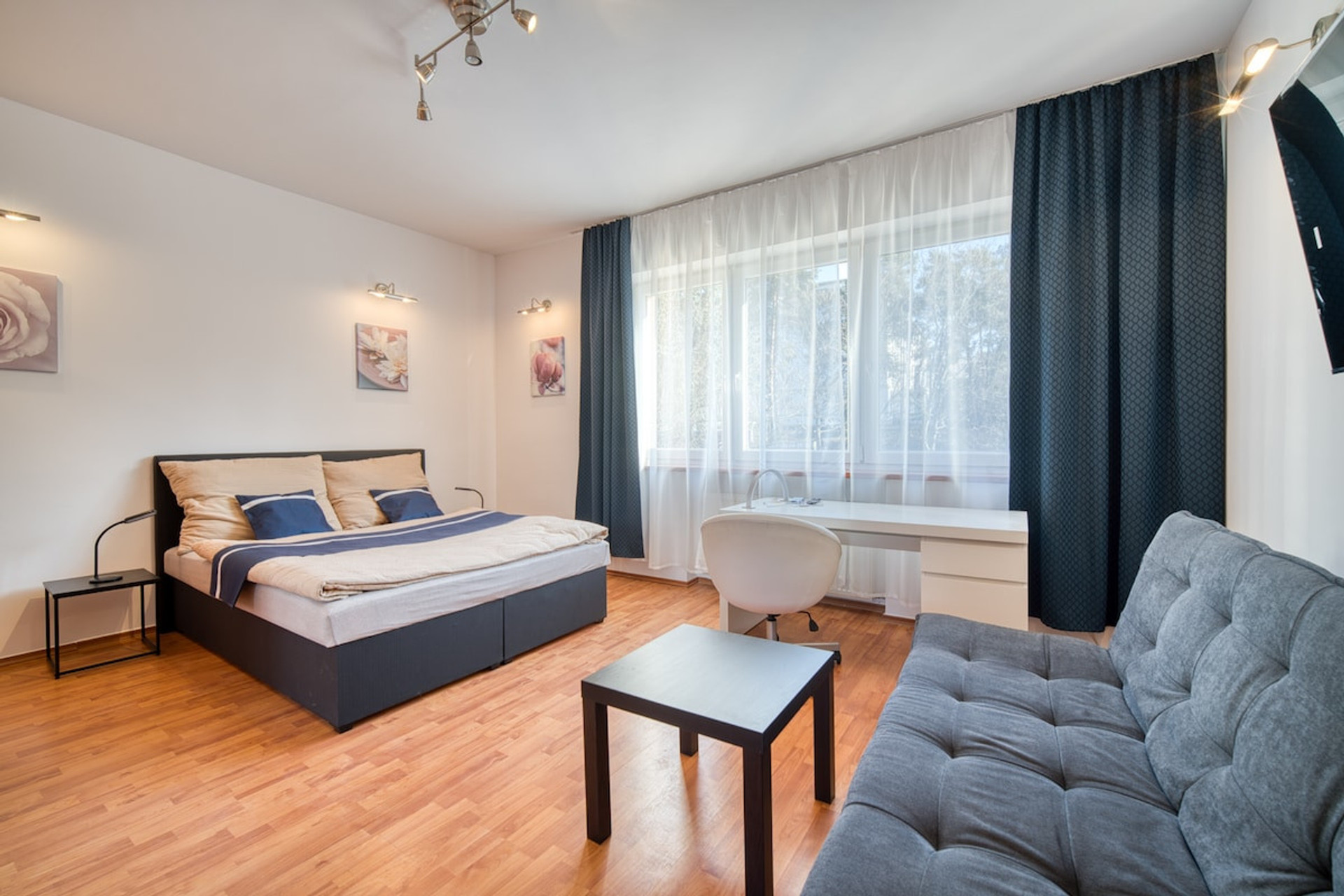 Bedroom 1 image 2