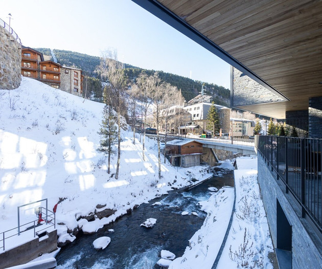Modern Riverfront + Spa & Gym