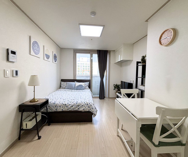 Ansan Balcony Apartment with Kitchen & Washer