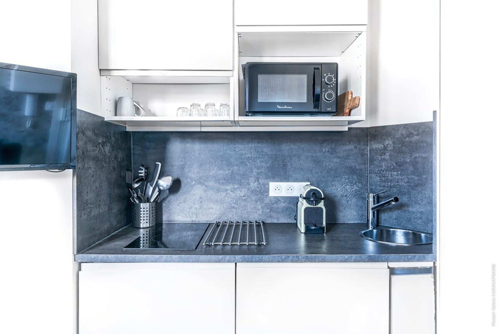 Fully equipped kitchen: microwave, electric stove, coffee machine, toaster..