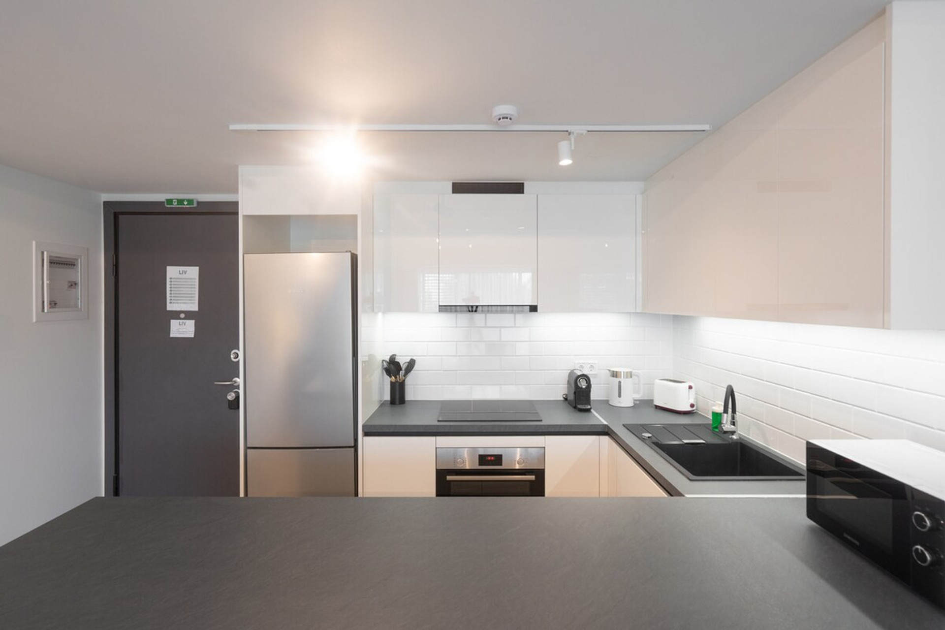 Full kitchen image 1
