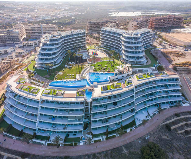Luxury Beachfront Apt | Heated Pool, Gym & Seaview