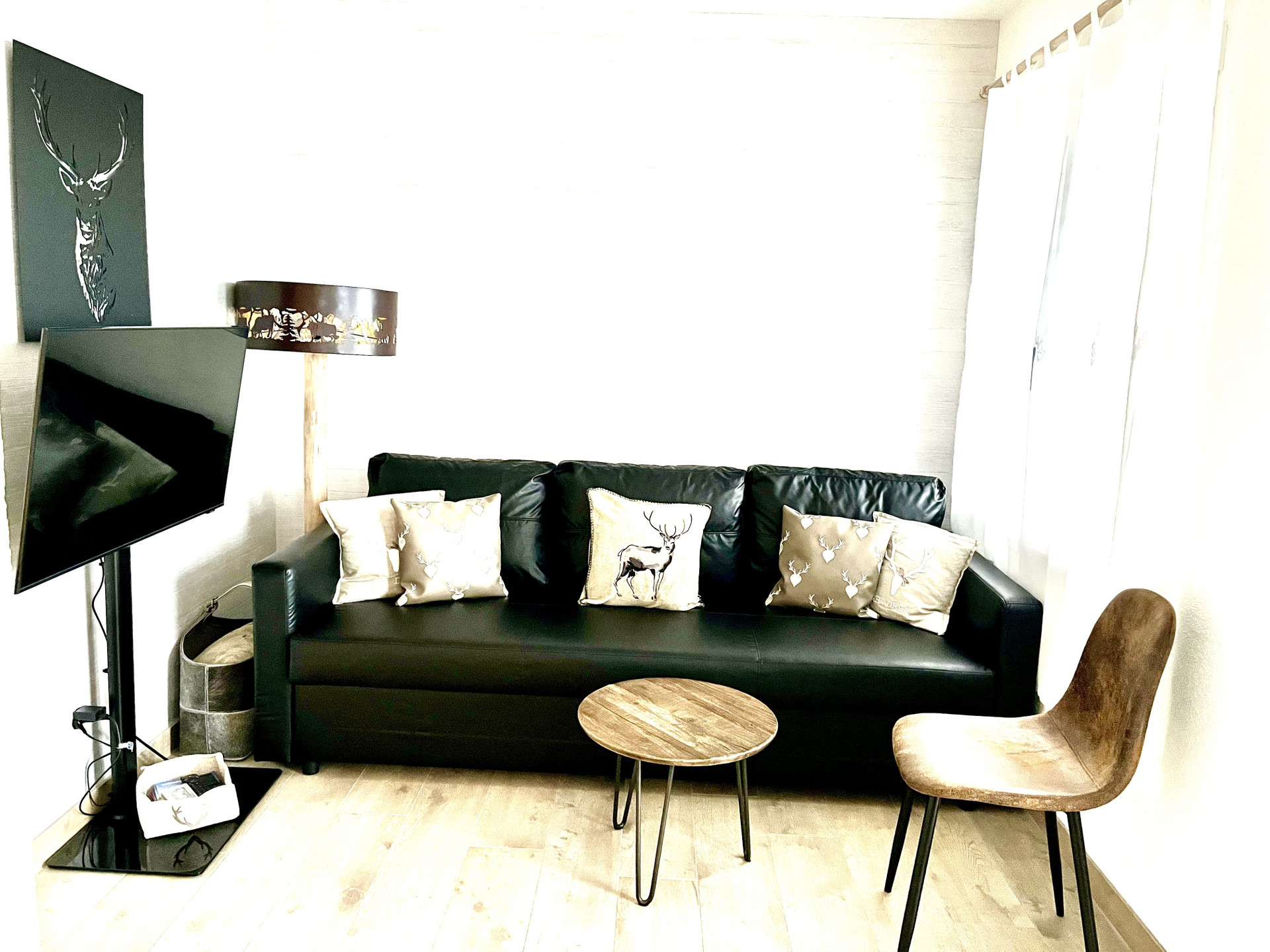 Living room with sofa that turns into bed 140/200