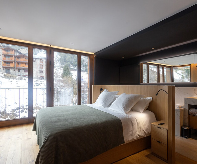 Elegant Penthouse | Spa, Parking & Views