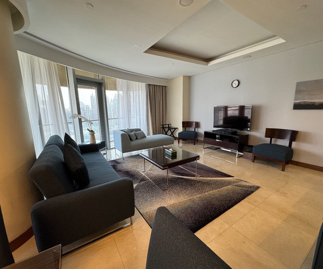 Spacious Apartment With Panoramic Skyline Views