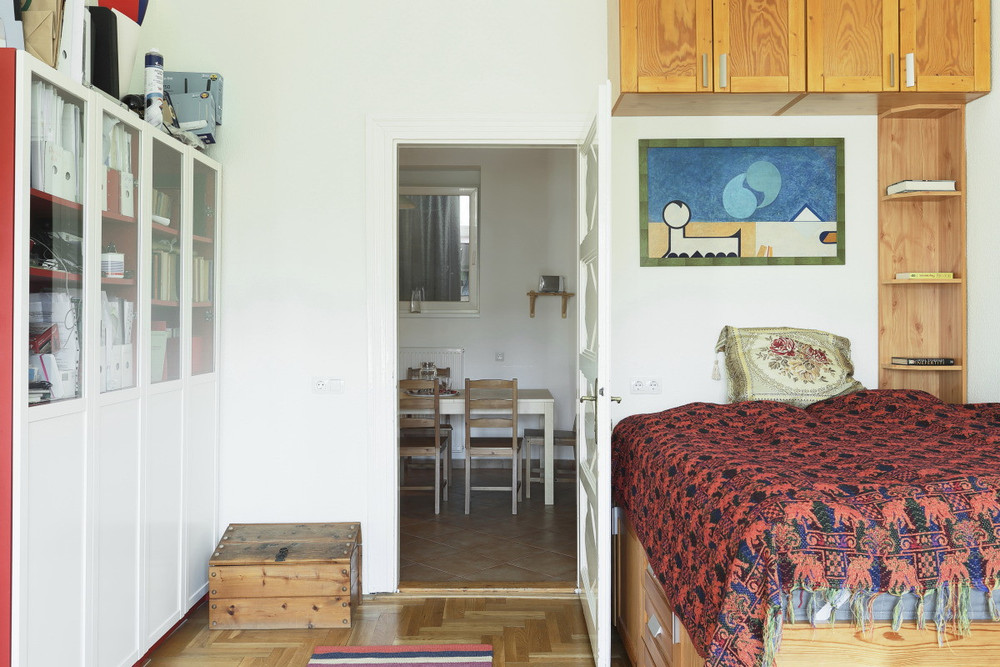 Sunny, fully furnished flat with garden view, AC