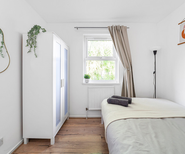 Bright 3 Bed Garden House, Haggerston, Parking