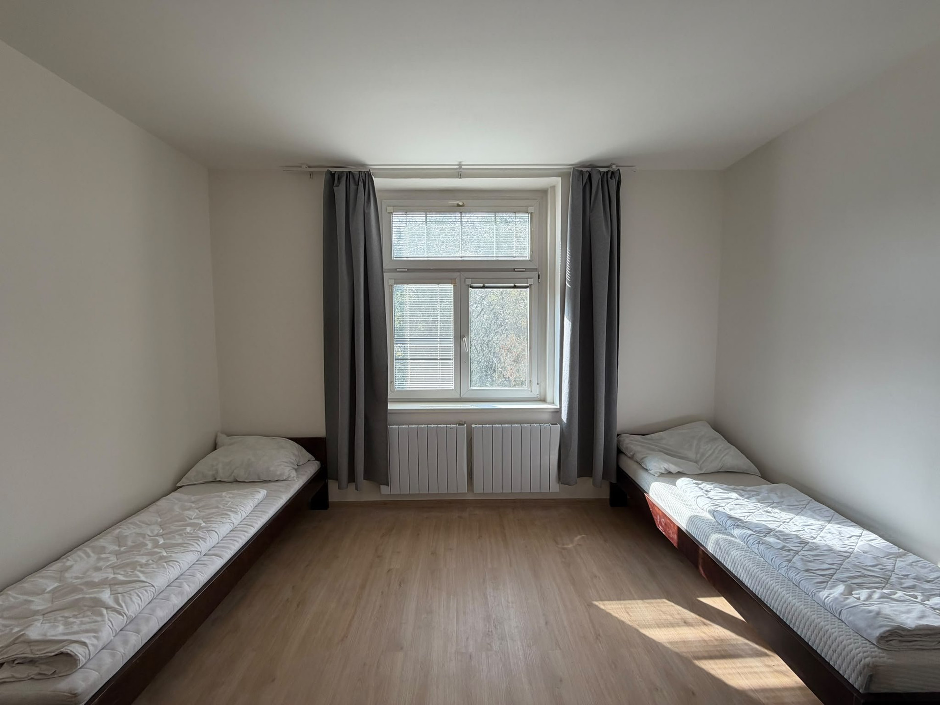 Room with two single beds
