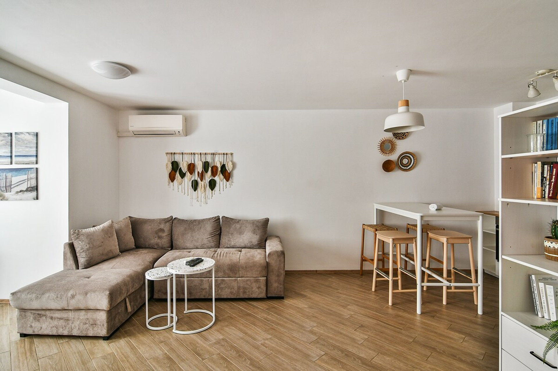 Bright and inviting lounge with dining space – This open-concept living room includes a comfortable seating area, stylish wall decor, and a seamless connection to the dining area, creating a welcoming atmosphere for guests.