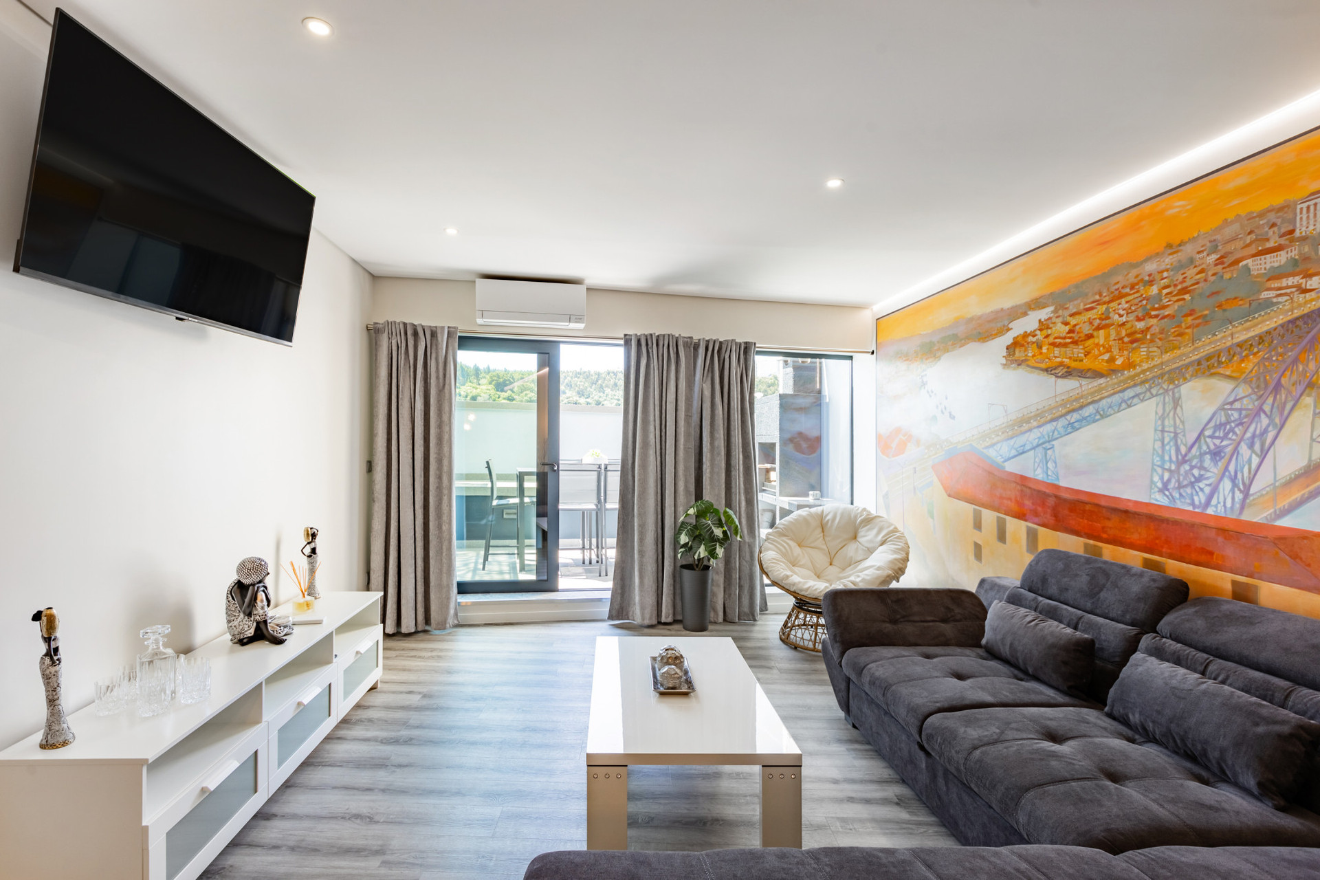 Living Room with a Comfortable Sofa, TV and AC with access to the balcony