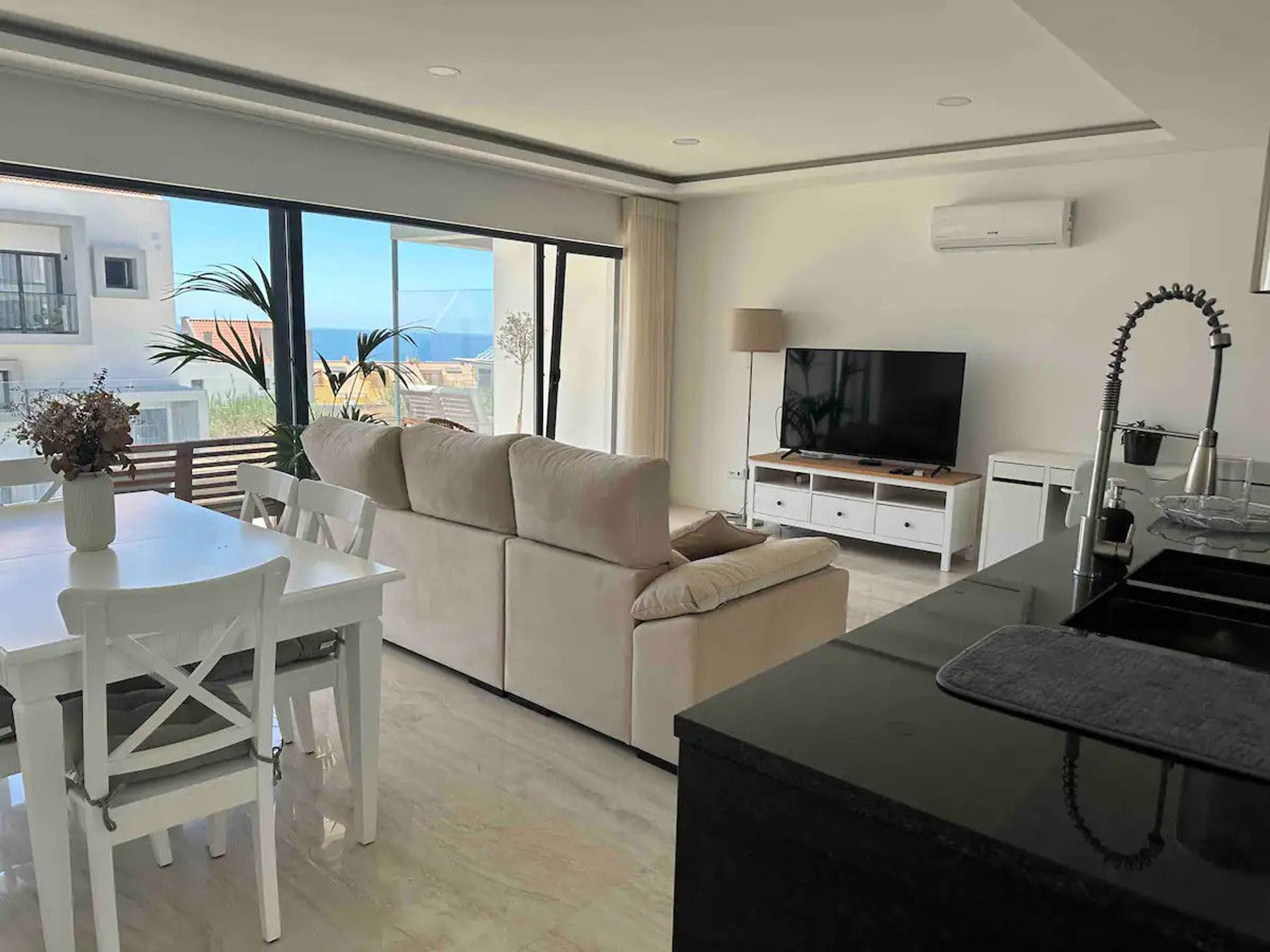 Sala de estar com vista mar