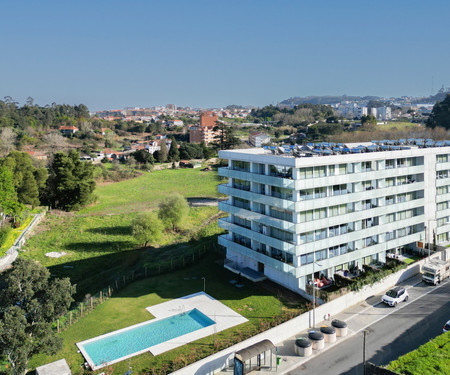 Colourful Luxurious Flat w/ Balcony & Pool