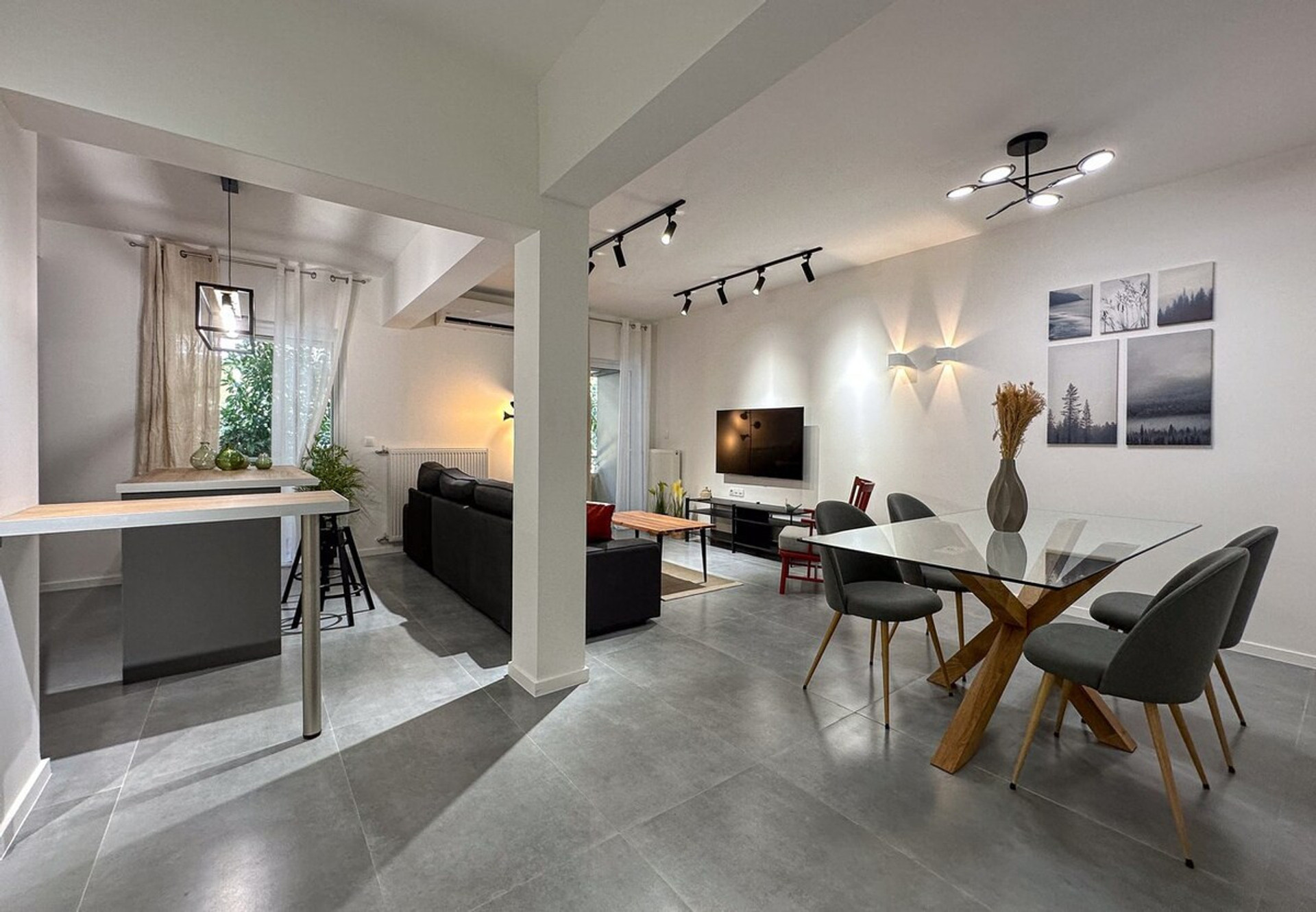 Dining area image 1