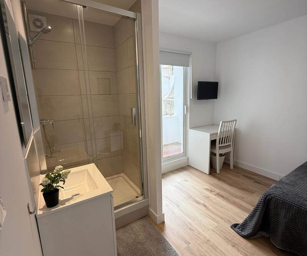 Double bedroom with private bathroom
