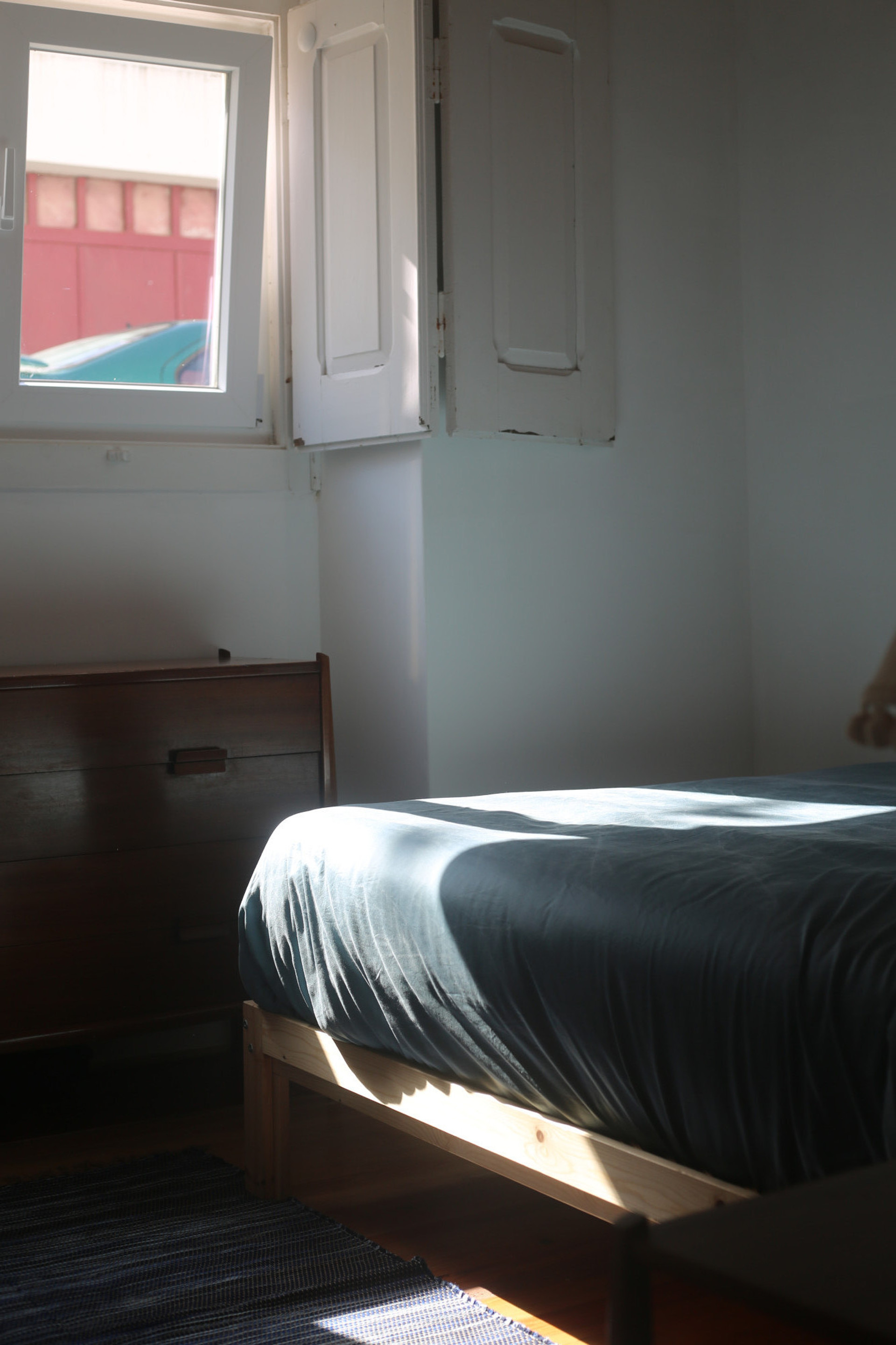 Bright single bedroom with window
