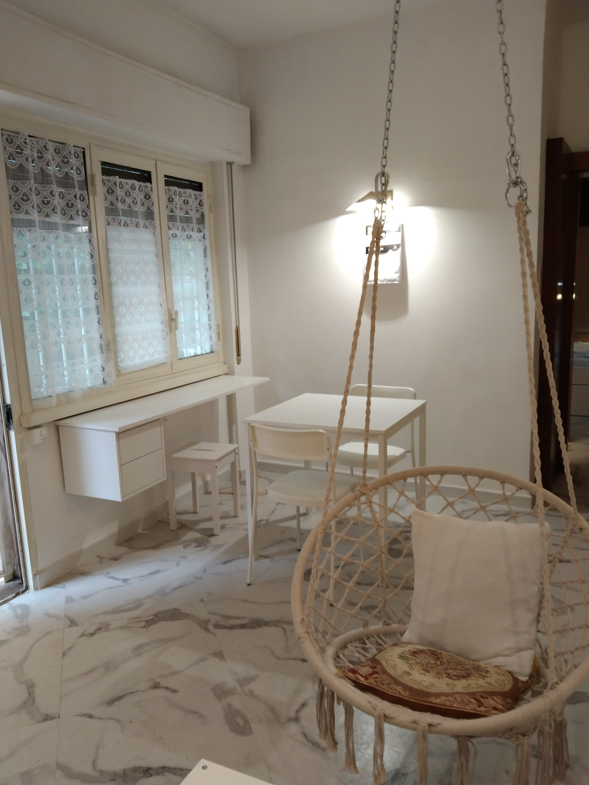 Sala da pranzo con angolo studio con scrivania, ideale com spazio dedicato allo studio o al lavoro da remoto con wifi in fibra ultraveloce