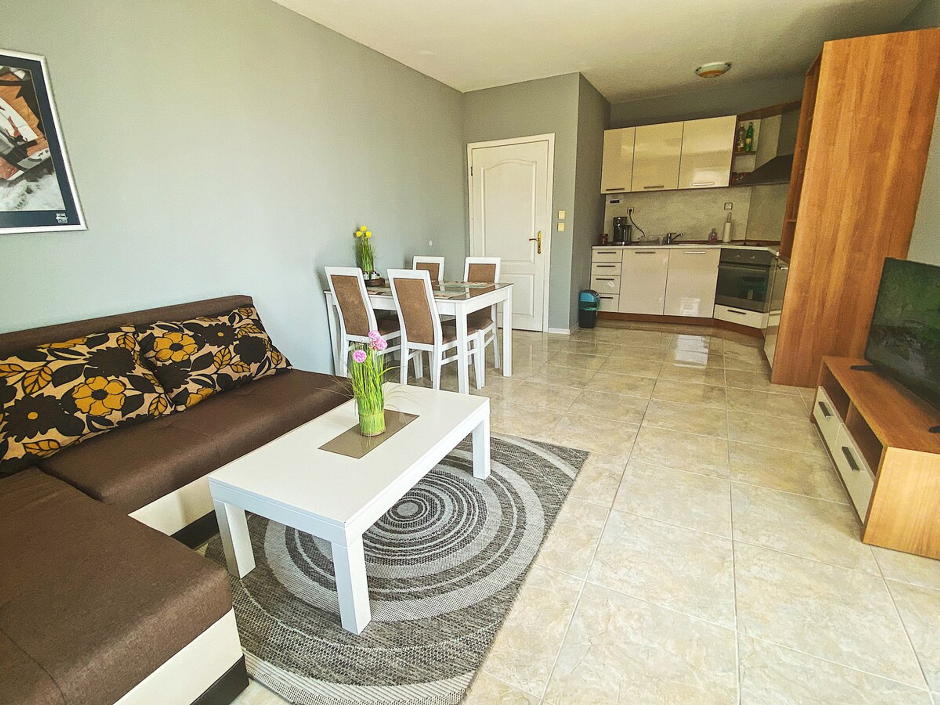 Living room + kitchen with sea view