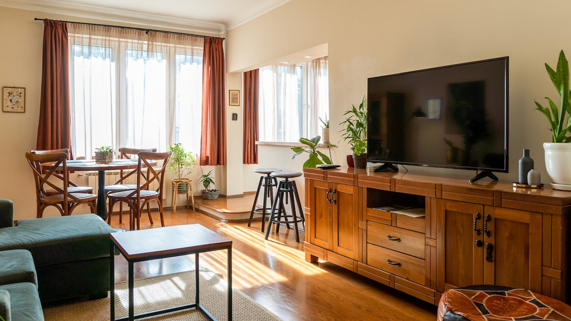 Living room image 7