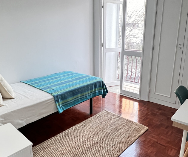 Cozy & Fully Furnished Ocean Blue Room in Lisbon